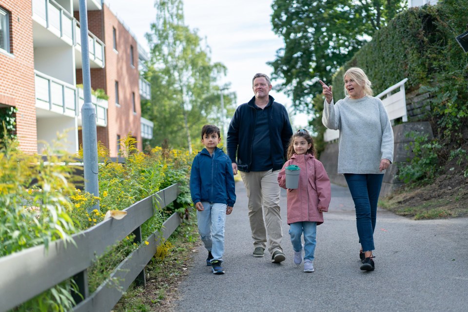 To voksne og to barn er bøssebærere