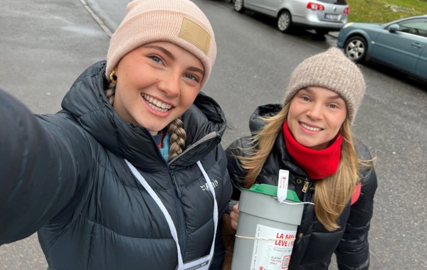 To unge kvinner med bøsse i hånden