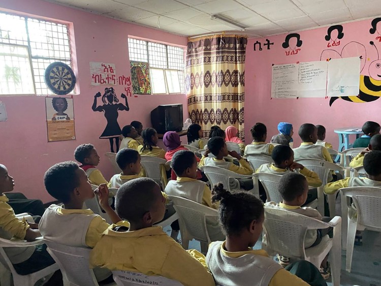 En gruppe mennesker sitter i et klasserom i Etiopia. 