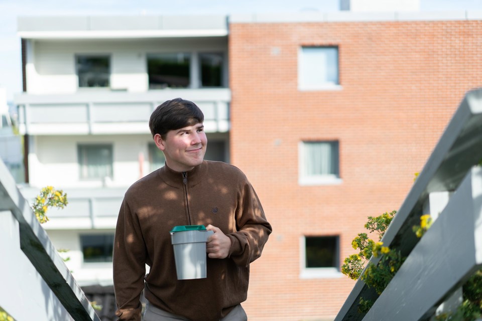 Gutt med bøsse i hånda