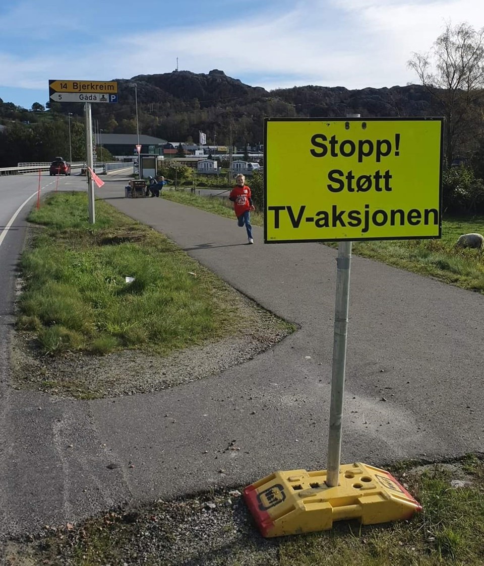 Et skilt i gult hvor det står "Stopp! Støtt TV-aksjonen"